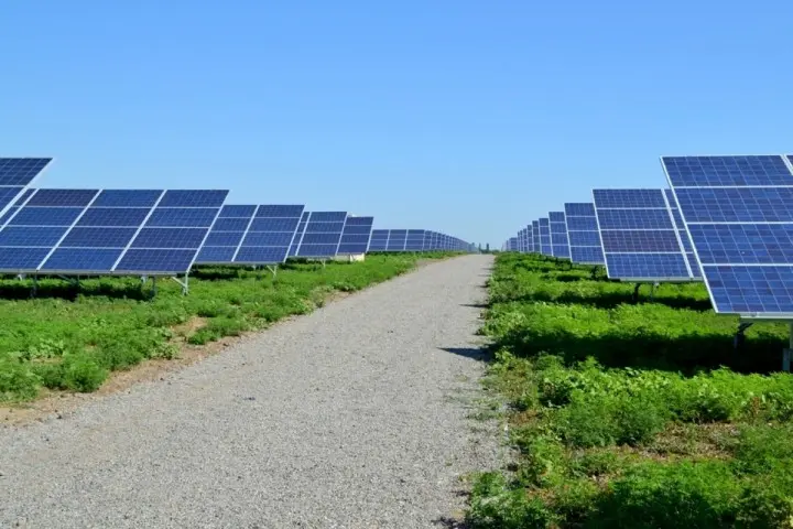 عوامل تؤثر على حساب عدد الألواح الشمسية في السعودية